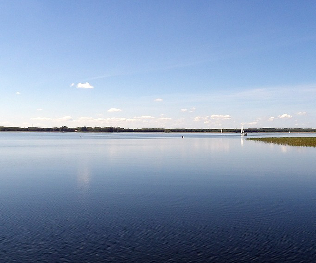 spokojne jezioro w Iławie